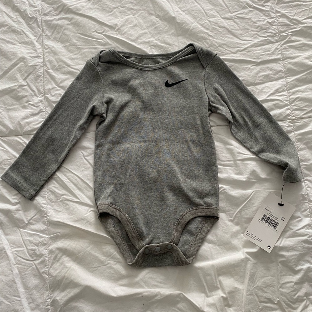 Nike Toddler Baby Boy Gray Long Sleeve Onesie BodySuit 24 Months NWT - Picture 2 of 7